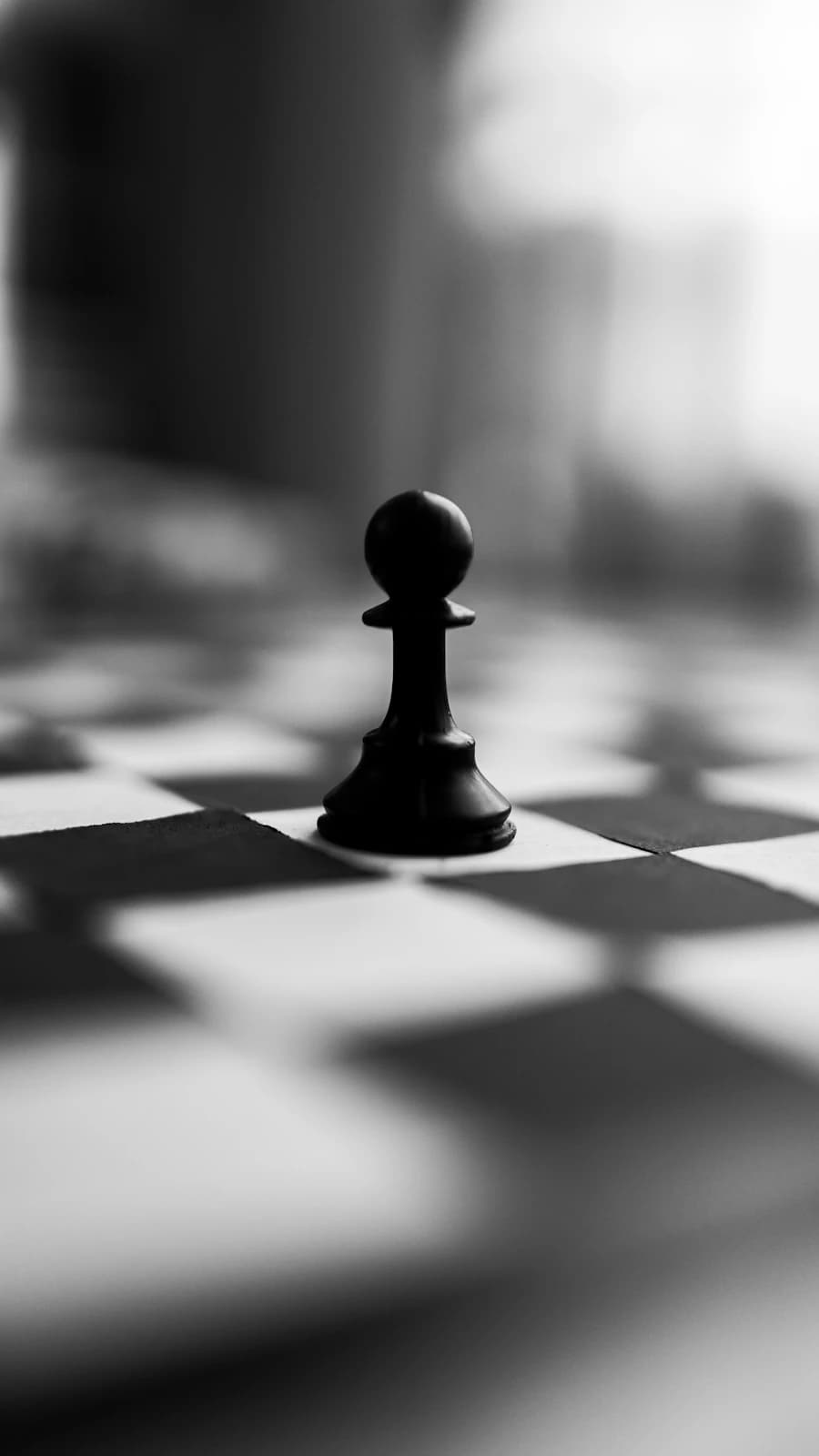 Černá figura na kostkovaném podkladu